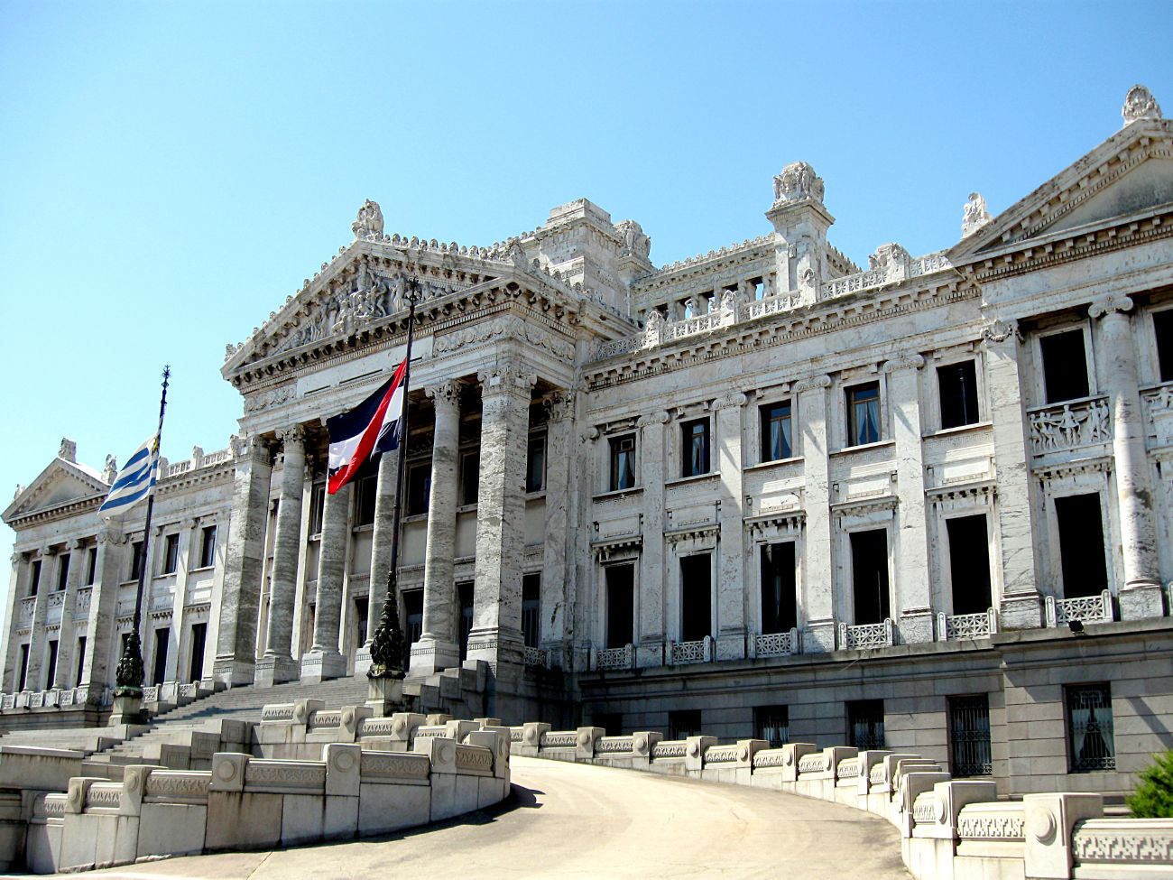 Palacio Legislativo en el Centro de Montevideo (Uruguay) CRUCEROS MONTEVIDEO URUGUAY CRUCEROS SUDAMERICA CRUCEROS IBEROAMERICA CRUCEROS URUGUAY CRUCEROS BUEENOS AIRES CRUCEROS BRASIL ARGENTINA CRUCEROS EXPLORACION
